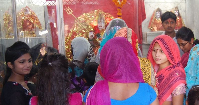 ghar-mandiron mein chal rahe maataaraanee ke anushthaan