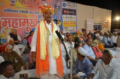 Maha Murkh Mela in Varanasi, Male Purohit has made man's marriage to men