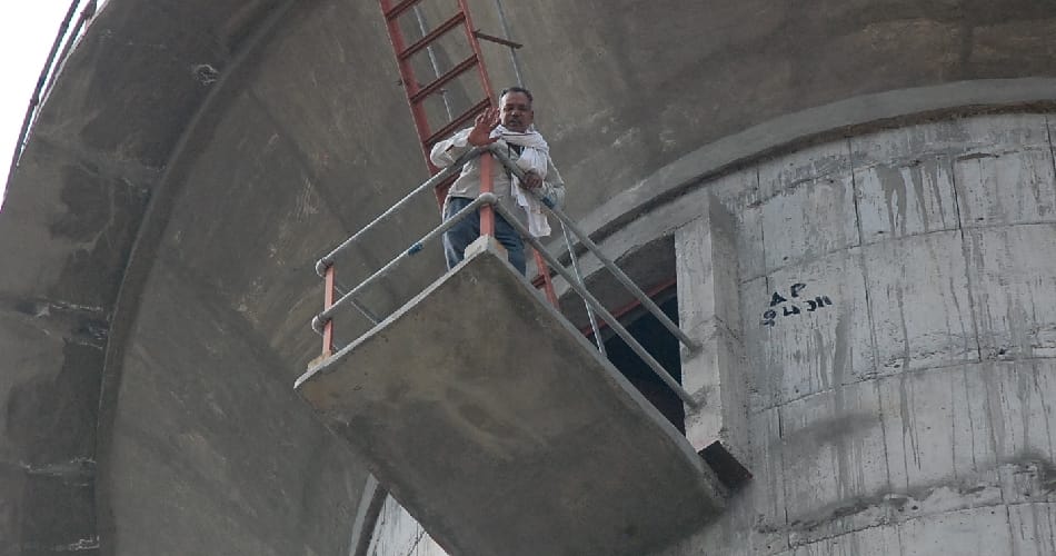 man climbed on 100 feet high water tank and did high voltage drama, billions of fraud case
