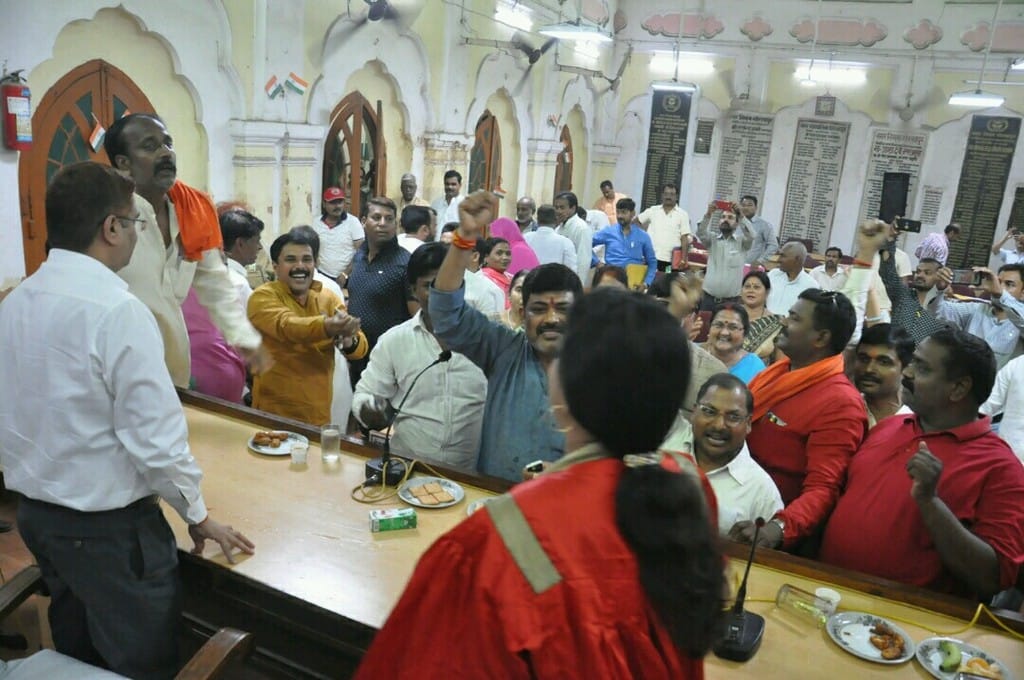 Ruckus during nagar nigam board meeting for 'Vande Matram'