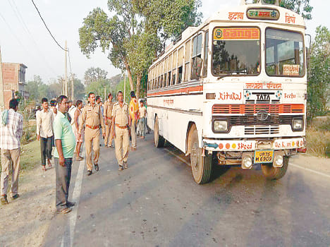 truck overtake bus, girl died