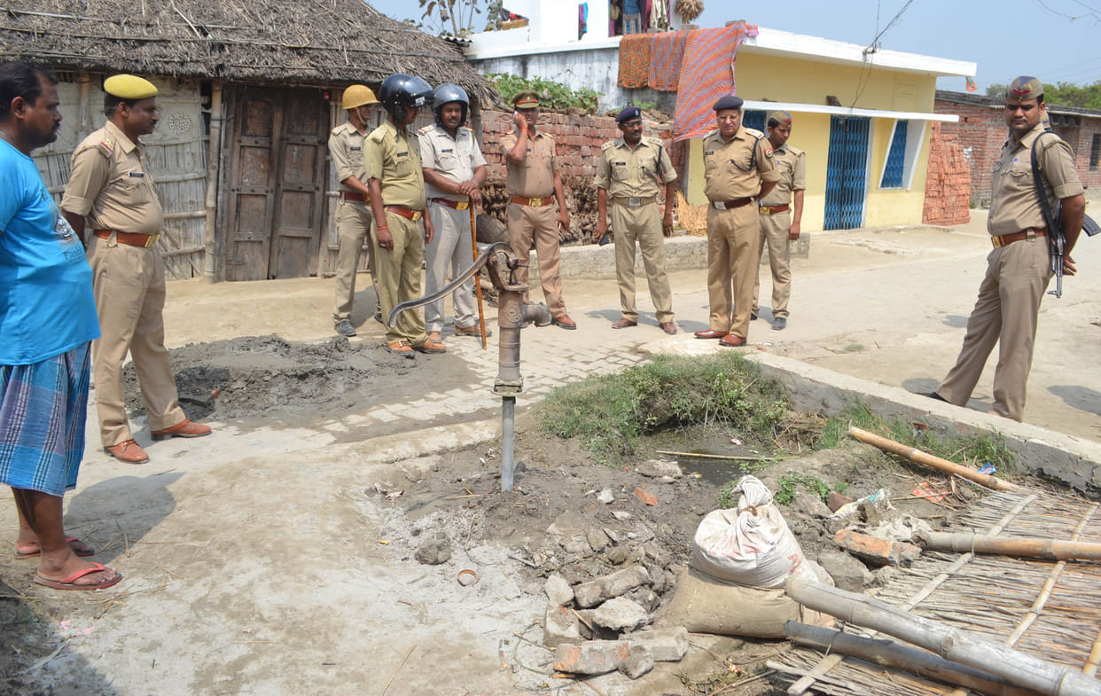 Two squads clash, four injured in road dispute