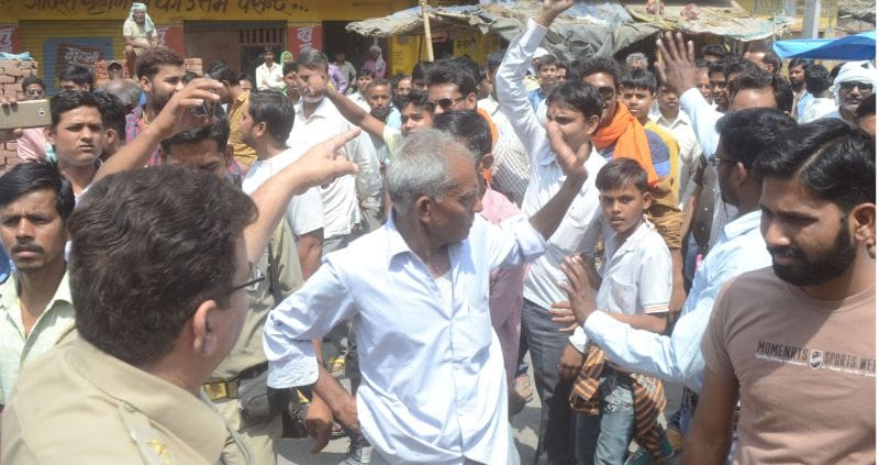 sharaab theke ke virodh mein sahaavar rod par lagaaya jaam, hangaama