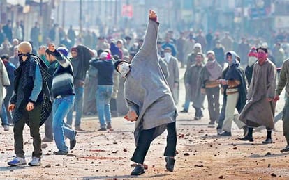 bad effect of stone pelting incidents on tourism and hotel business in Jammu Kashmir