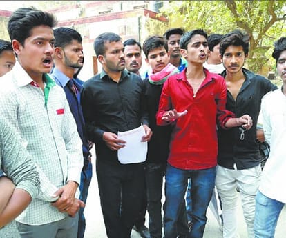 A student commits suicide in Gonda.