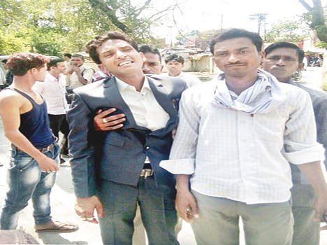 The youth of Unnao robbed in the mallan