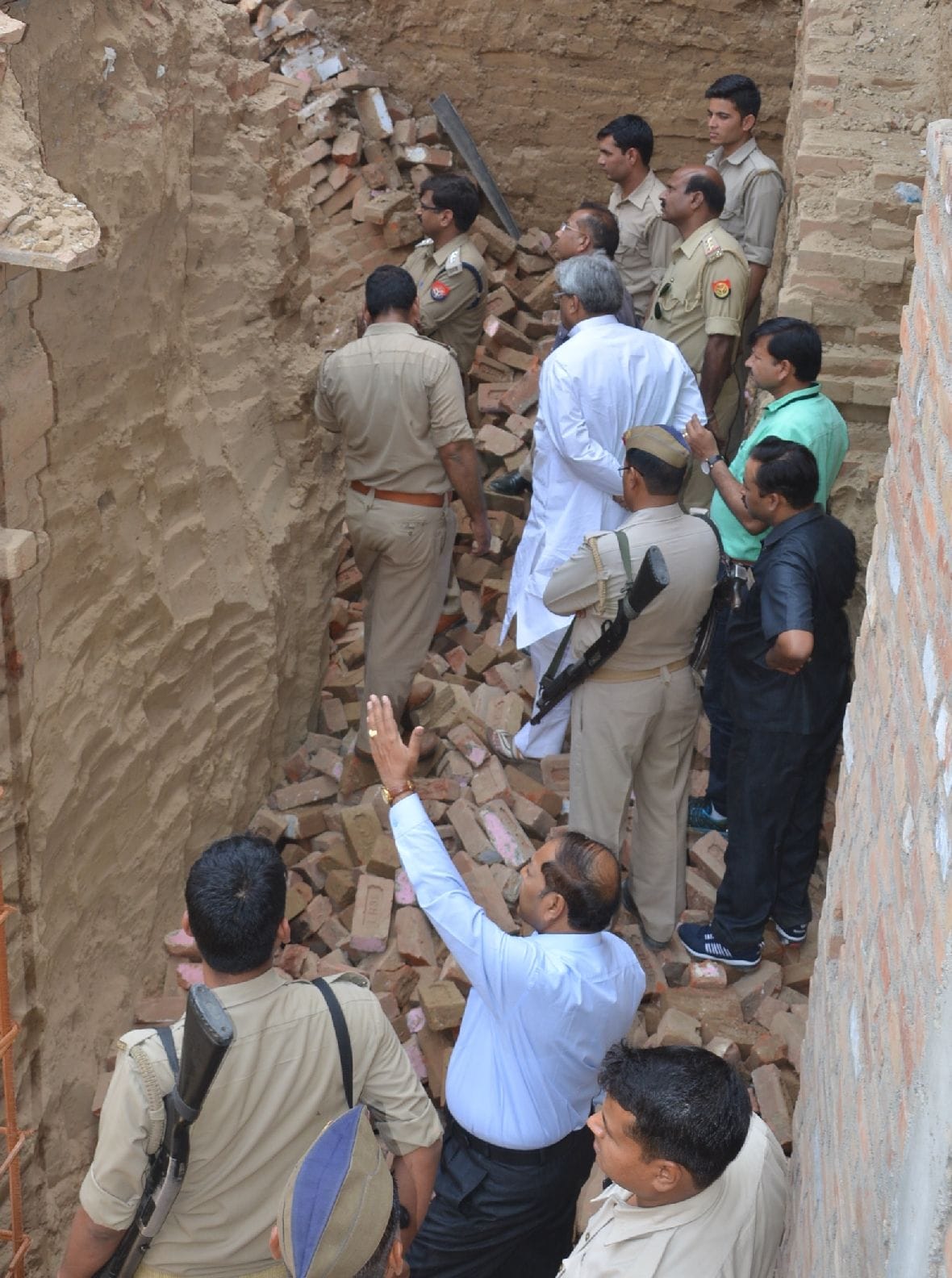 Wall collapse including the roof, the death of the teenager