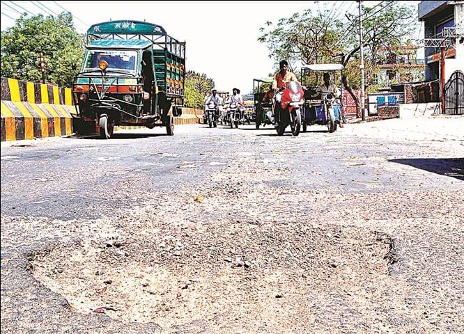 अब भी गड्ढों से भरी हैं एक हजार किलोमीटर की सड़कें