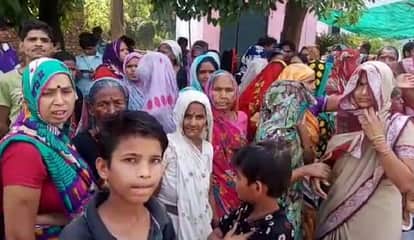 Peoples protest against new liquor contracts in residential areas of agra