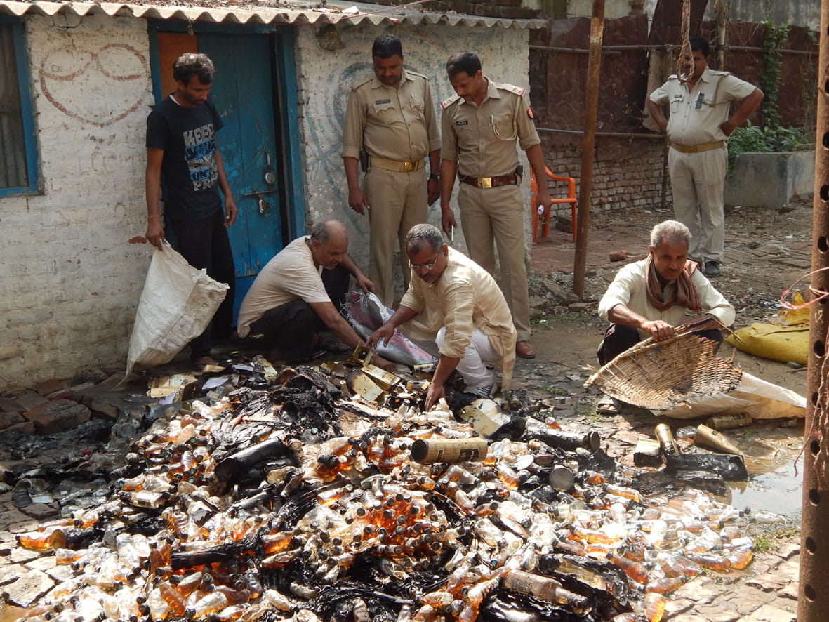 angry people put fire in wine shop at ballia