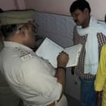 वारदात के संबंध में मृतक के साथी से जानकारी लेती पुलिस