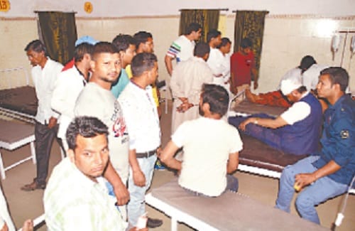 The alcoholic-looking bride refused to do so, the groom's beating in the pavilion