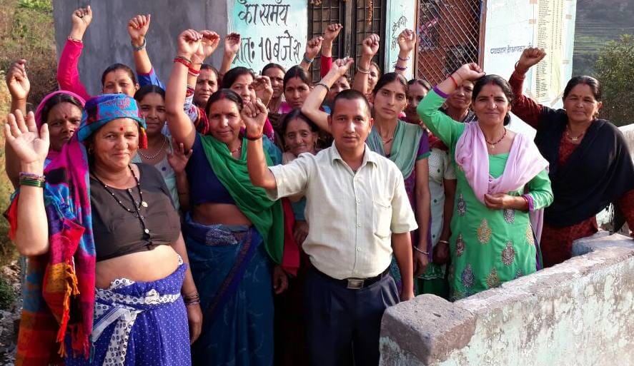 Women protesting against Peplalini contracts.