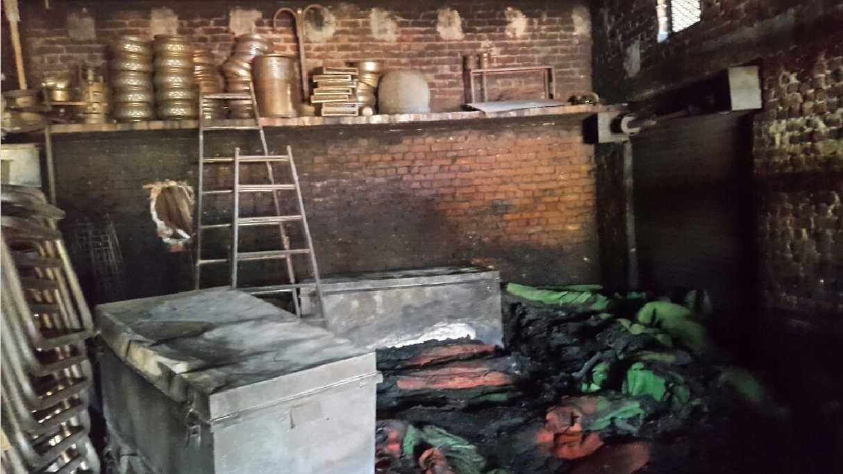 Lakhs of losses in fire in Tant House warehouse