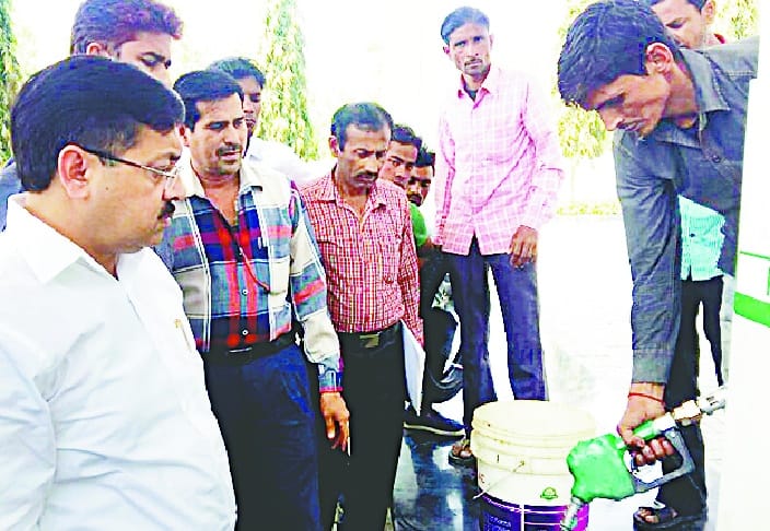 पंपकर्मियों को पीटकर 96 हजार रुपये लूटे
