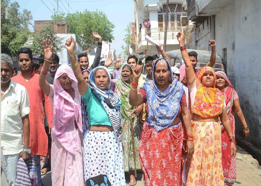 Protest against closure of liquor shop