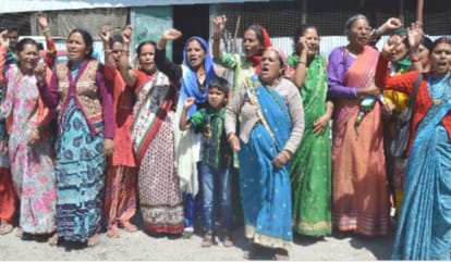 protest against liquor shops in all over uttarakhand 