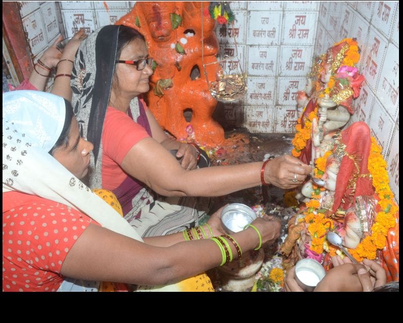 devee mandiron mein umadee shraddhaaluon kee bheed