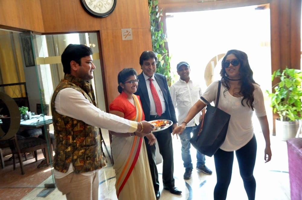 Bollywood actress bhumi Pednekar reached Rishikesh for shooting 
