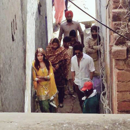 Shahrukh Khan & Anushka Sharma Spotted IN Ludhiana For Imtiaz Ali's Next