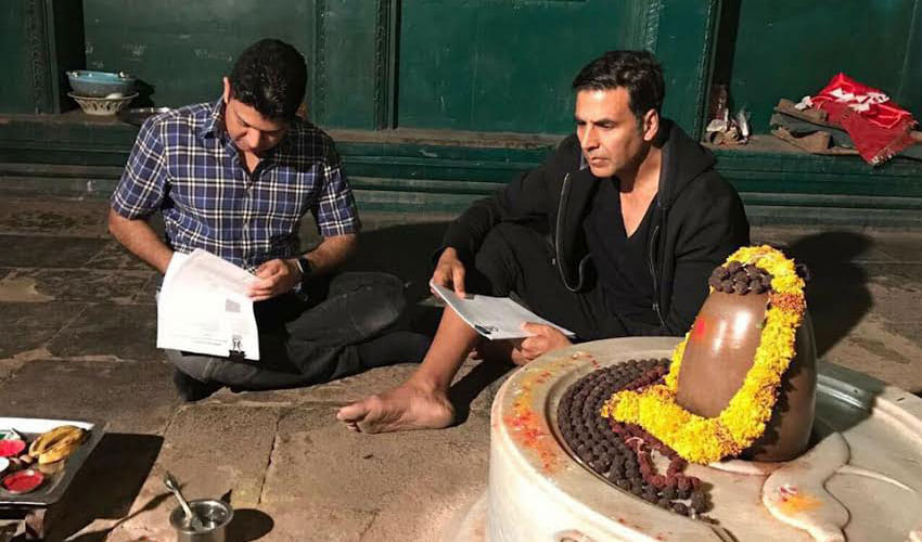 Akshay Kumar Signs Gulshan Kumar's Biopic In A Temple