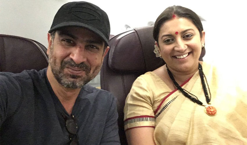 Ronit Roy Meets Smriti Irani In Flight, Photo Goes Viral