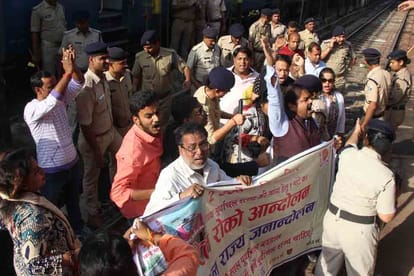 people trying to stop train for devided purvanchal state at varanasi cant railway station 