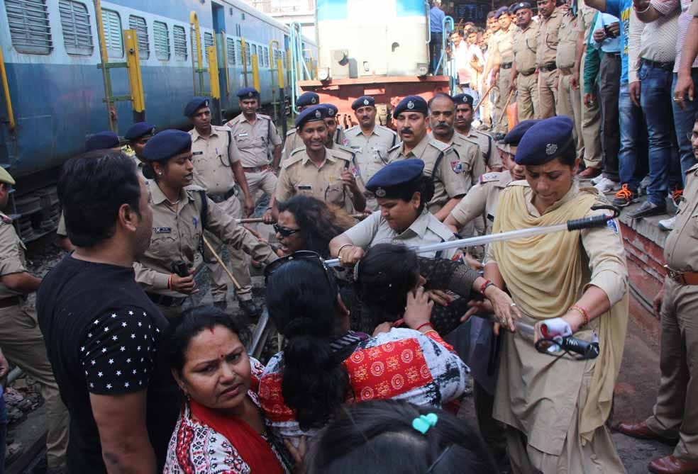 people trying to stop train for devided purvanchal state at varanasi cant railway station 