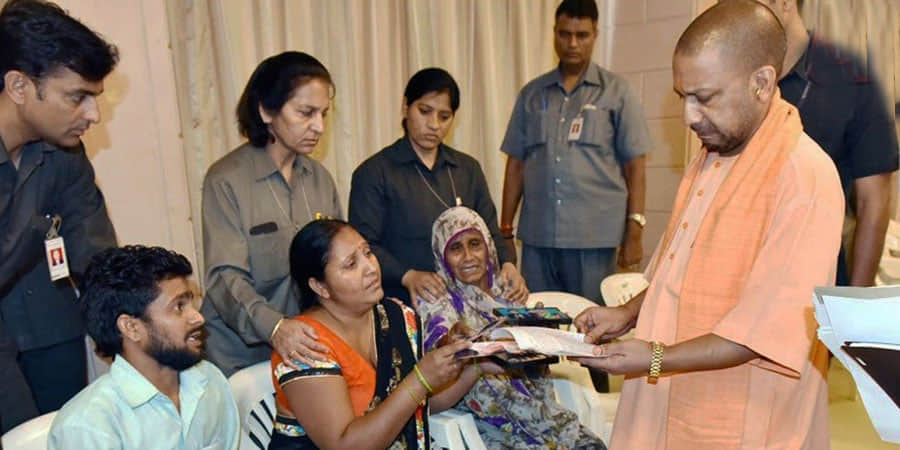 जनता की शिकायतें सुनते सीएम योगी आदित्यनाथ (फाइल फोटो)