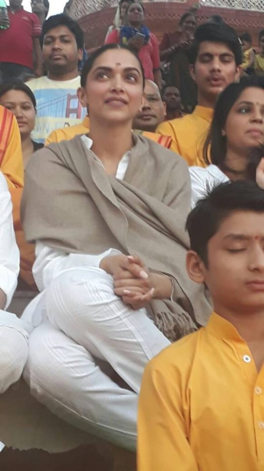  Deepika Padukone join Ganga Aarti in parmarth niketan 