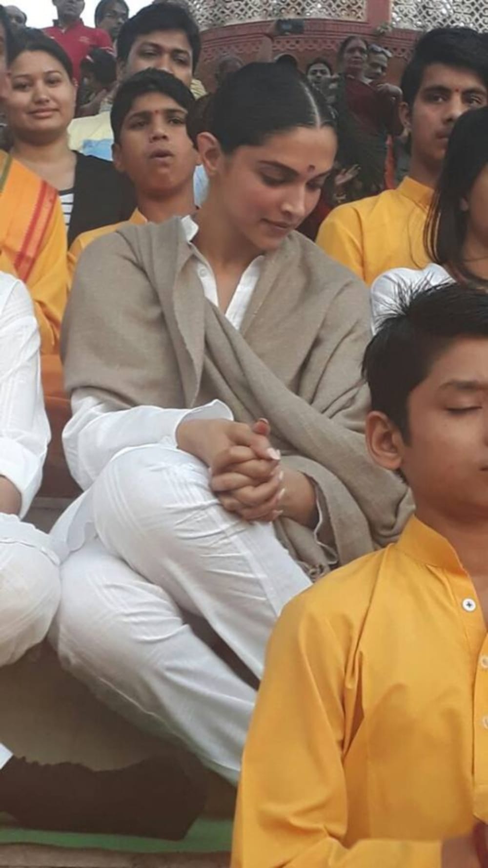  Deepika Padukone join Ganga Aarti in parmarth niketan 