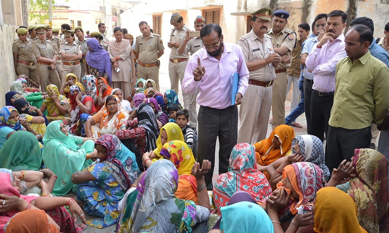 Women cordon DM housing.
