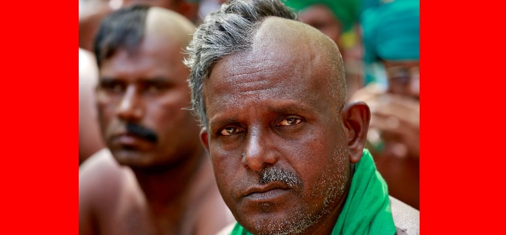 Tamil Nadu farmers protesting at Jantar Mantar joined by farmers from other states go half bald