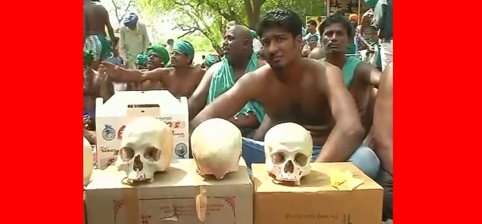 Tamil Nadu farmers protesting at Jantar Mantar joined by farmers from other states go half bald