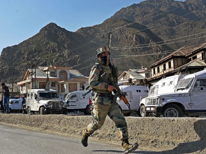 attack on CRPF convoy in Srinagar 5 injured