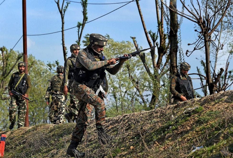 attack on CRPF convoy in Srinagar 5 injured