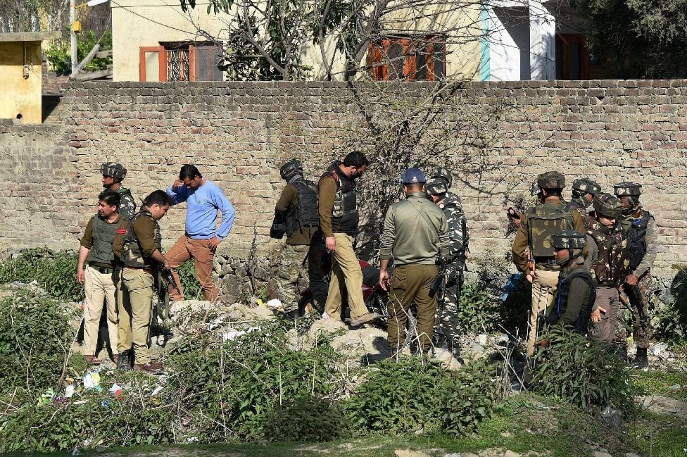 attack on CRPF convoy in Srinagar 5 injured