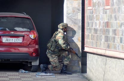 terrorist attacked CRPF convoy in srinagar