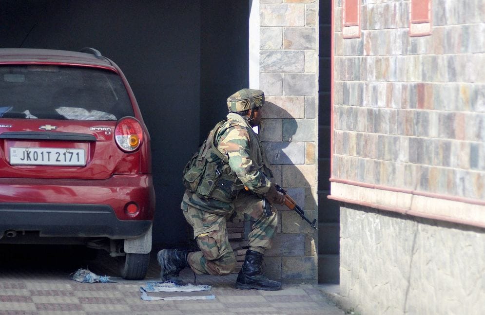 attack on CRPF convoy in Srinagar 5 injured
