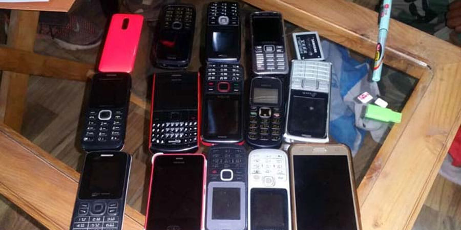 mobile seized in pratapgarh jail