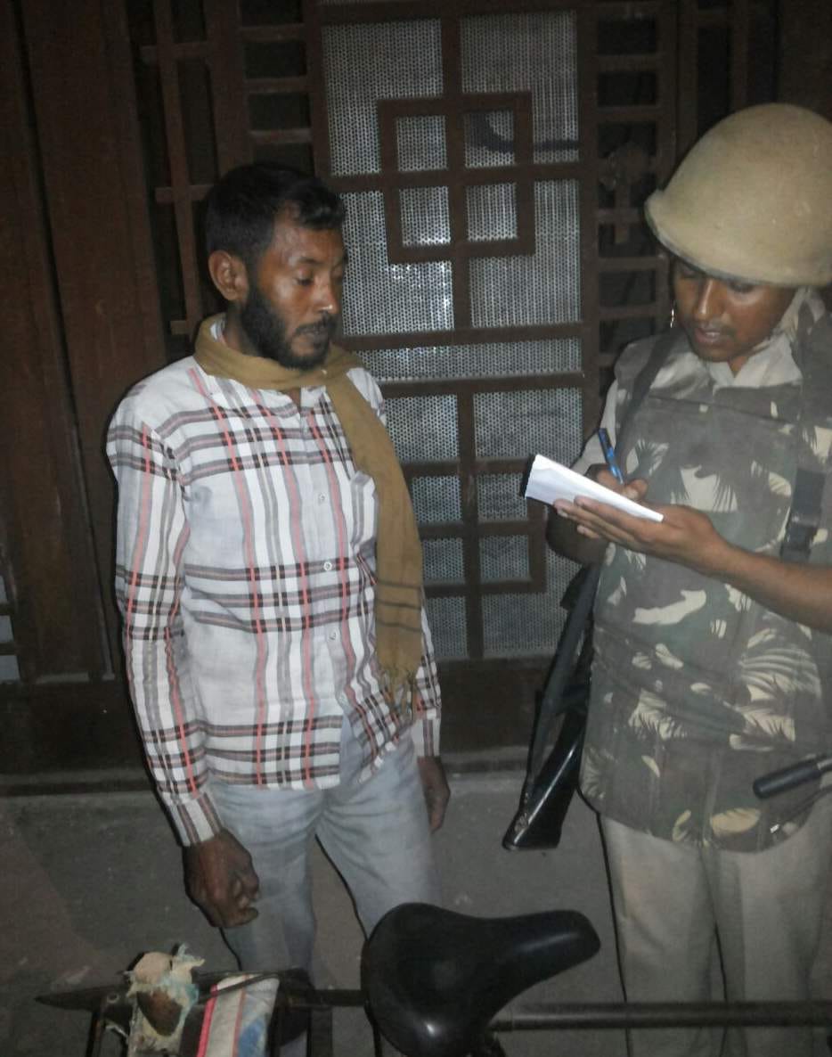 police raid in deepa saray, 10 arrest