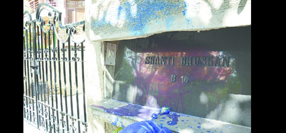 In the controversial tweet case, granddaughter ink on the name plate of Prashant Bhushan