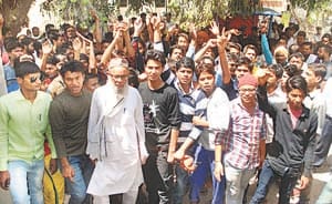 demonstration against wine shop