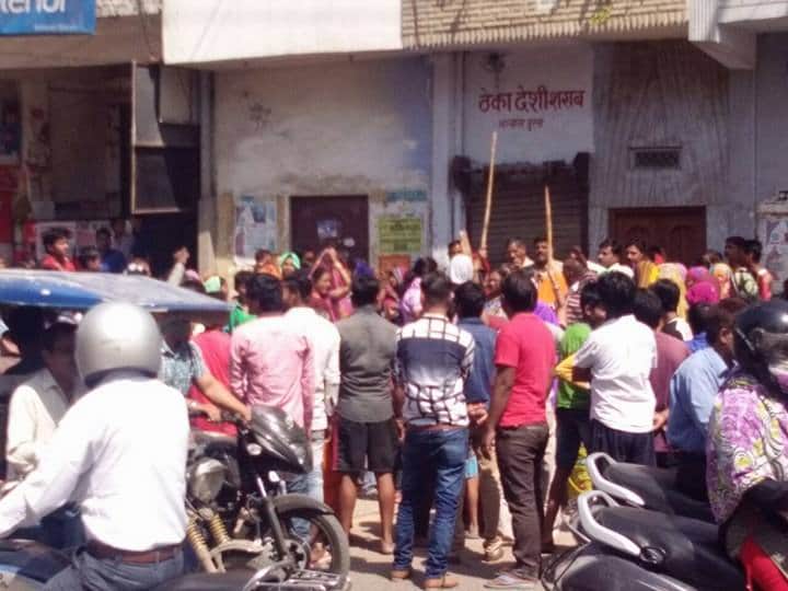 liquor shops protest in Kanpur