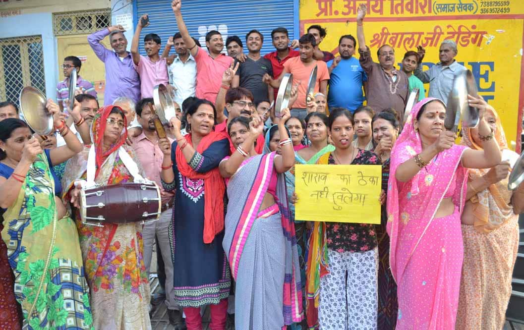 liquor shops protest in Kanpur