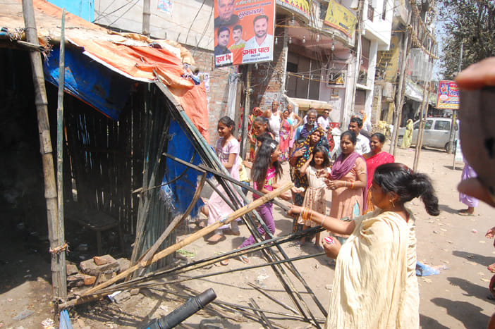 liquor shops protest in Kanpur