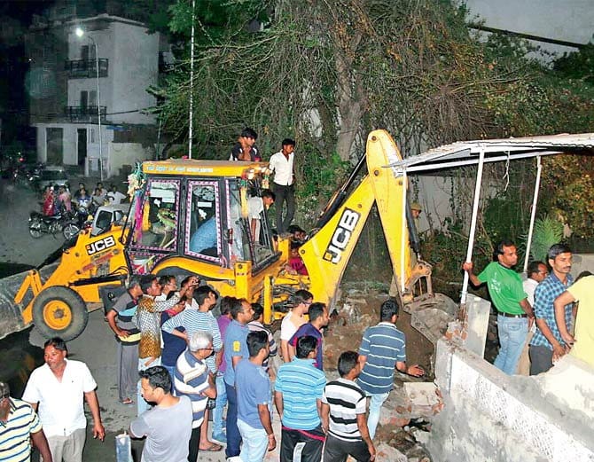 municipal corporation  showed big negligence in rescue of four trapped people in udaipur