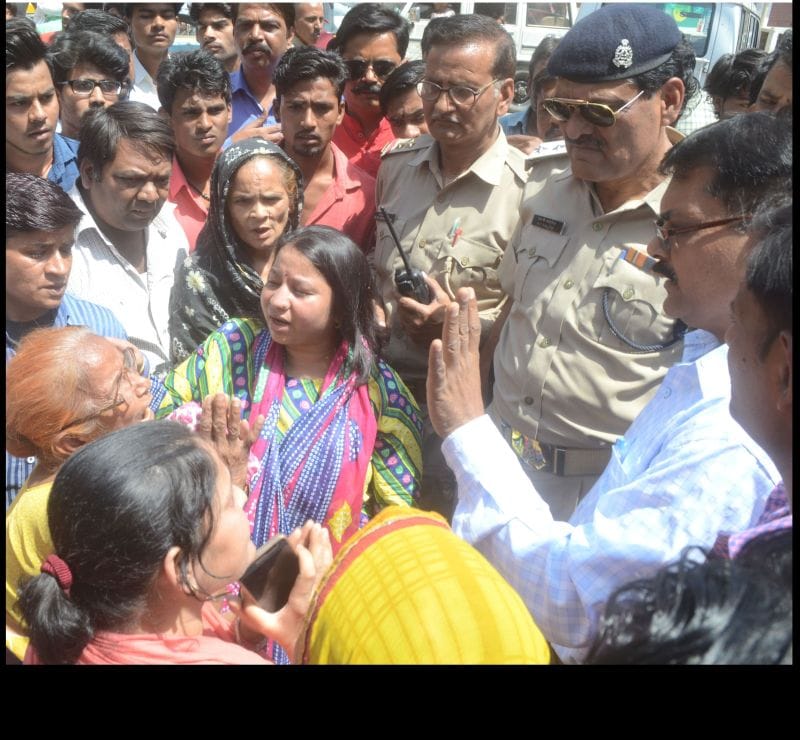 sharaab par bhadaka mahilaon ka gussa