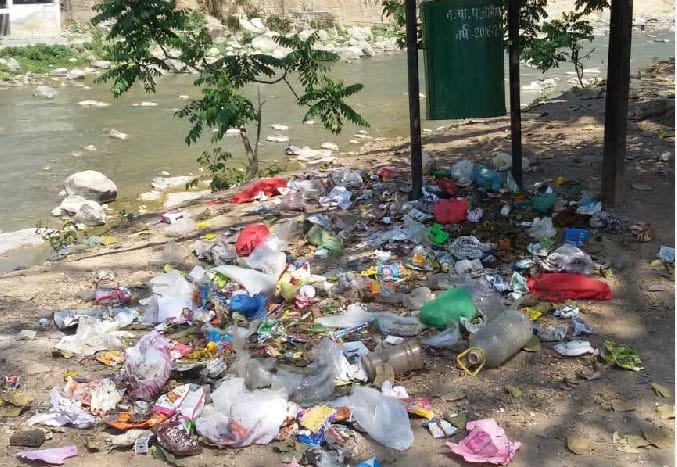 Dustbin, waste on the road