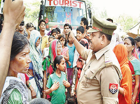 Women on the road in protest against liquor shops